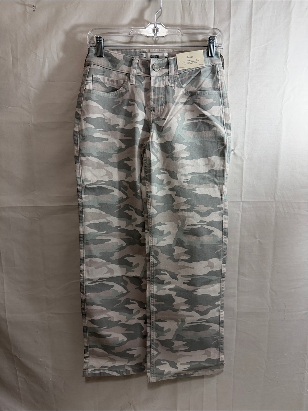 Hollister Women’s Low-Rise Baggy Jeans in Light Green & Tan Camo in 23Reg & 23Sh
